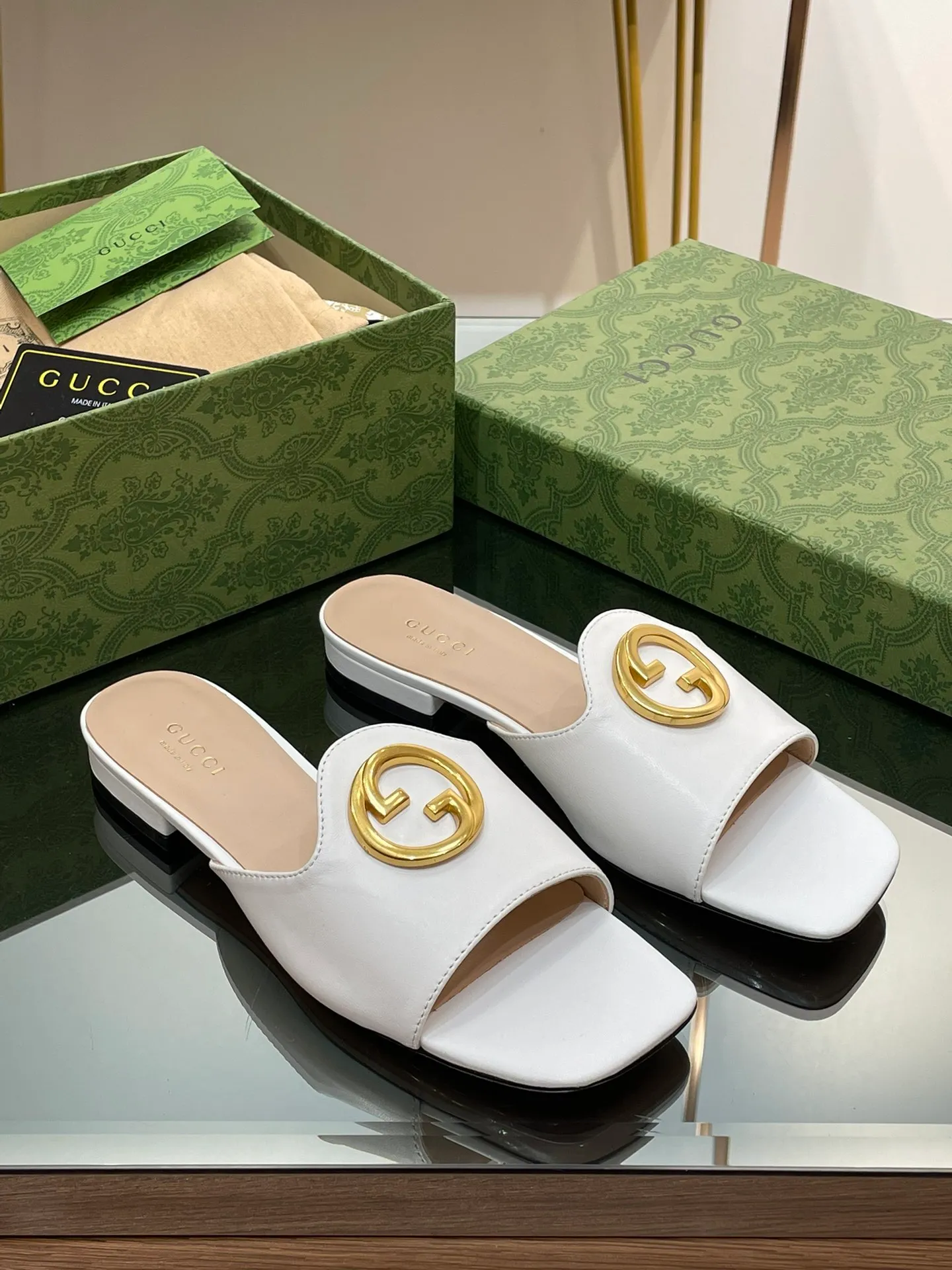 👟👟Ex-factory price 440👟👟 GuCCl high-end boutique 2024 new flat-heeled round interlocking double GG slippers, authentic original quality! Every detail has been carefully crafted and can be compared with ZG, no second quality!  Fabric: Original customized imported grain leather Hardware: Dongguan Dachang mold-opening hardware round interlocking double G buckle Lining/foot pads: High-end customized sheepskin lining Heel height: 1.0CM Outsole: Italian genuine leather sole Size: 35-41 (40 41 customized, non-returnable) Original high-end packaging!  The GucCi Blondie series made its debut in Los Angeles during the "Gucci March of Love" series of fashion shows, showing its outstanding charm on the star-studded Hollywood Walk of Fame. The new series echoes the style shown in the recent series, blending retro aesthetics and modern fashion to integrate different eras! The monogram pattern of the brand founder originates from the archive design of the 1970s, vividly interpreting this mid-heeled shoe💋👏 ●Circular interlocking double G details. High ●Italian creation Green full set of high-end original packaging
